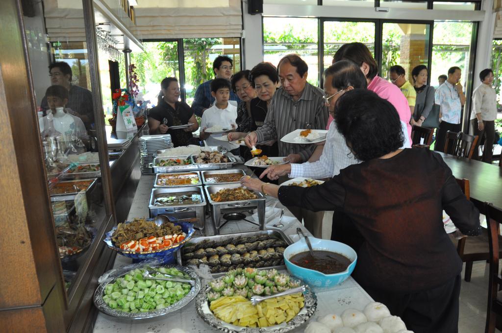 Maeklong Marina Resort Ratchaburi Bagian luar foto